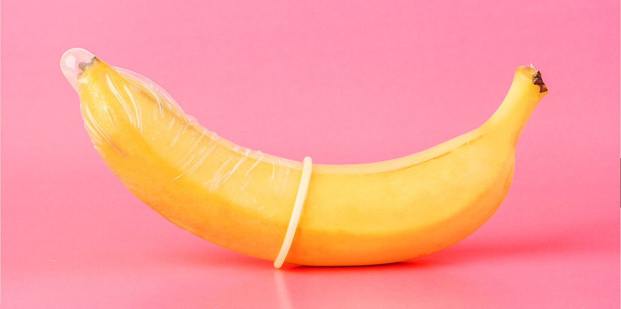 Camisinha é inserida em banana