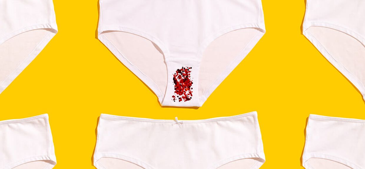 Calcinha com mancha que simboliza menstruação