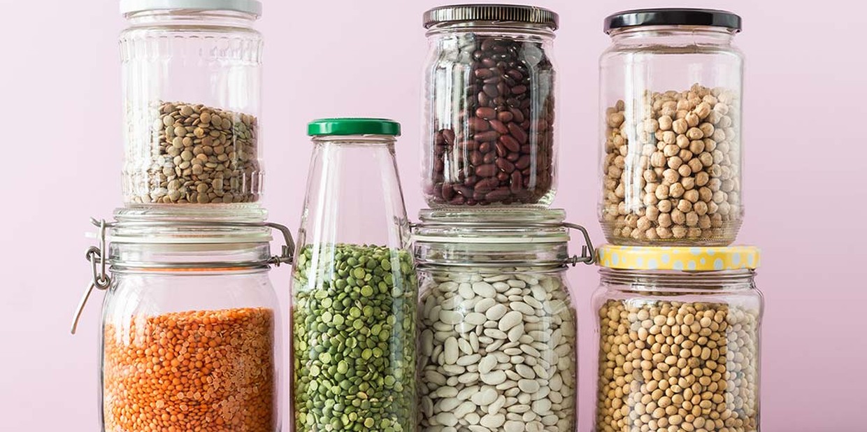 Potes com alimentos ricos em proteína