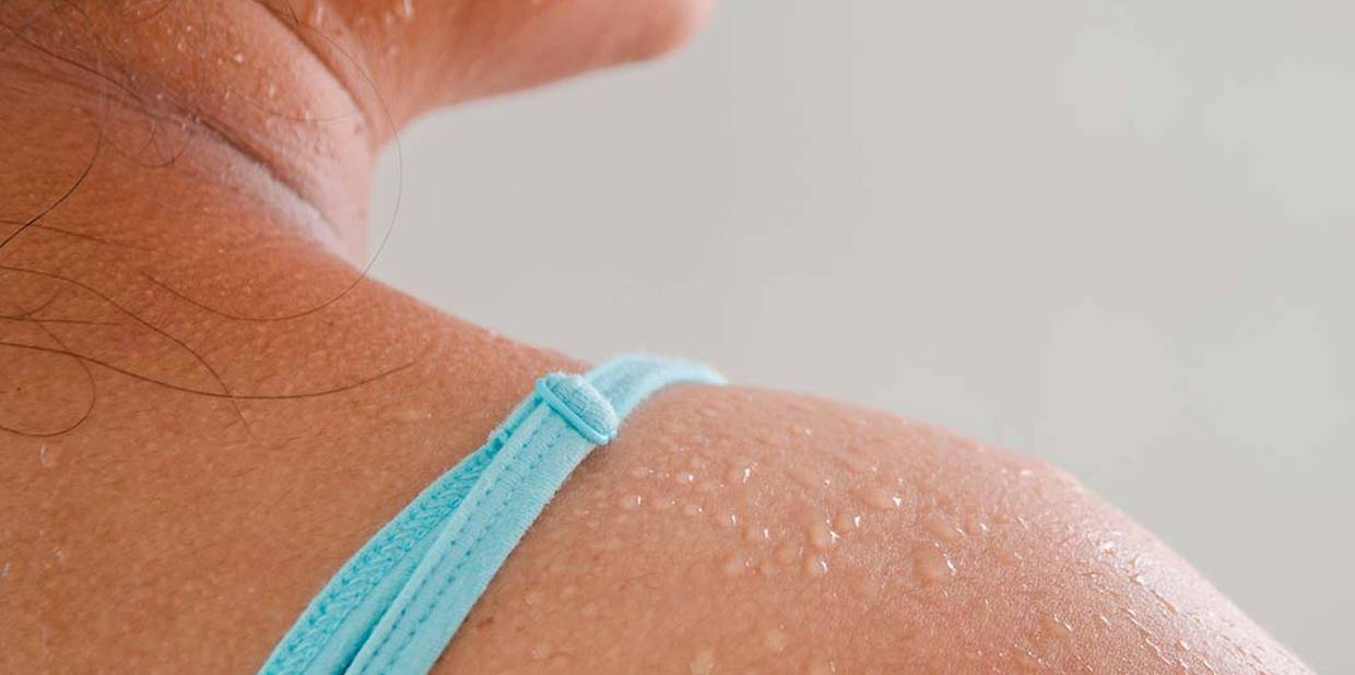 Pessoa pratica hot yoga