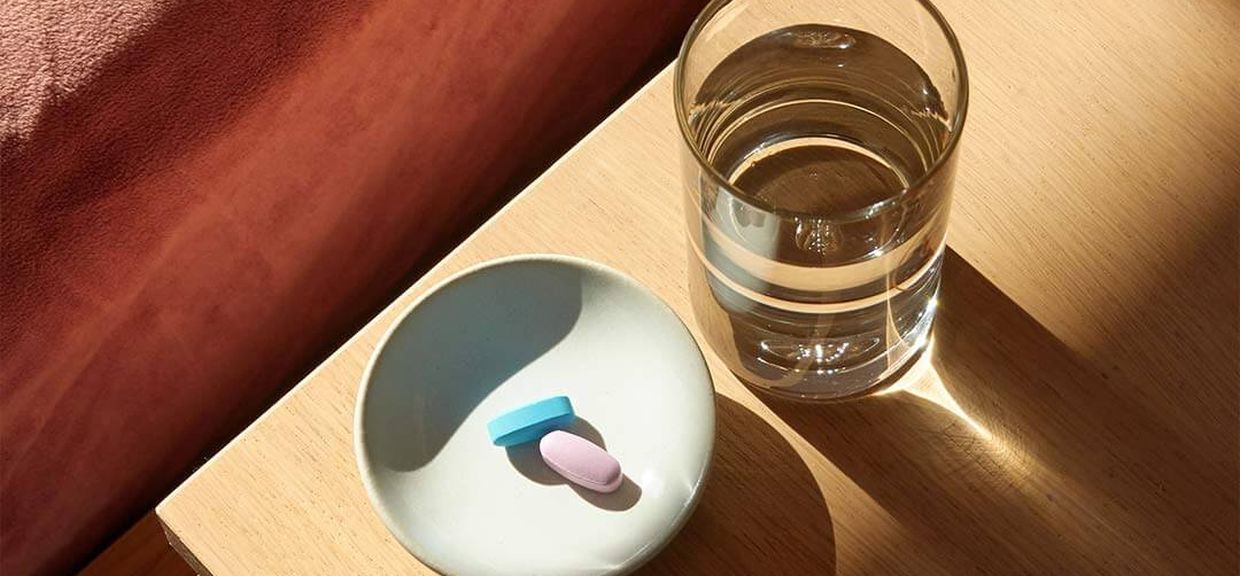 Imagem mostra comprimidos e copo d'água