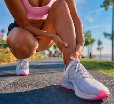 O que causa a cãibra e o que fazer quando ela vem? Entenda