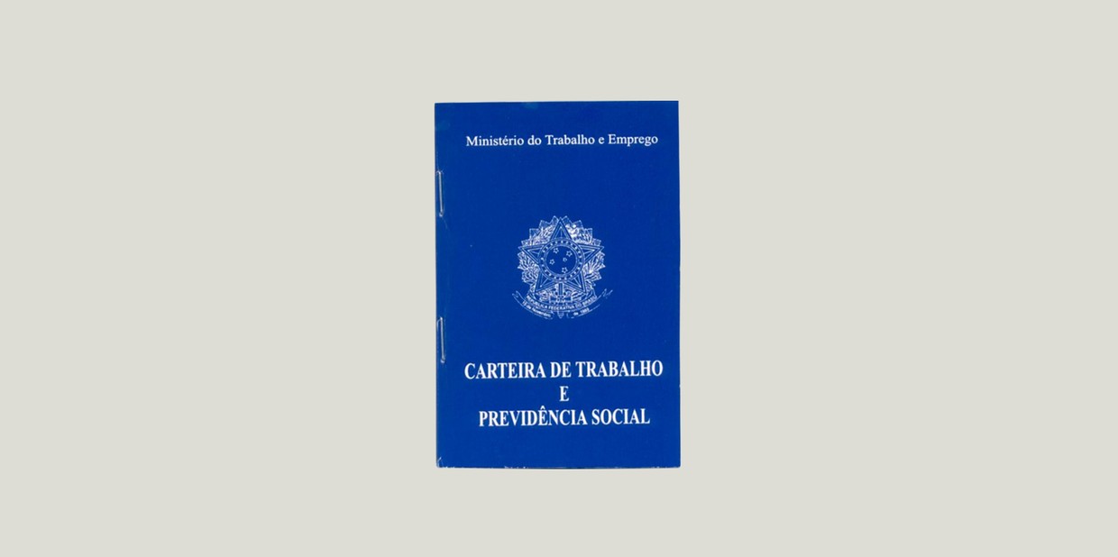 Carteira de trabalho aparece em um fundo claro
