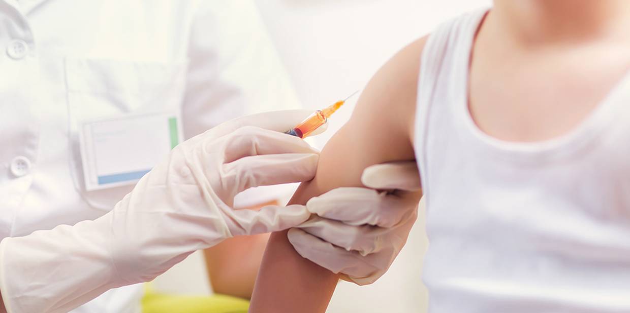 Profissional da saúde aplica vacina em paciente