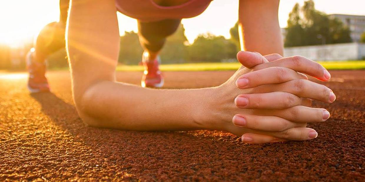 Mulher faz exercício de prancha