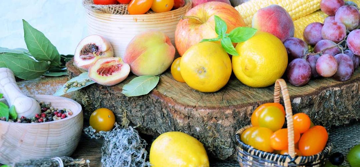 Mesa cheia de frutas