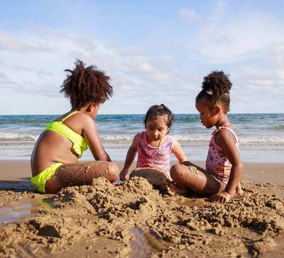 Brincadeiras para crianças na praia: veja 5 ideias
