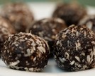[Receita] Bolinhas de cacau e tâmara para matar a fome
