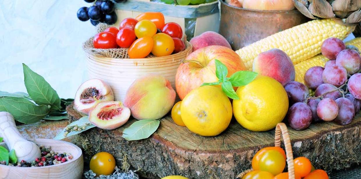 Mesa cheia de frutas