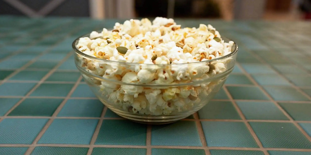 Receita de pipoca com levedura nutricional e semente de abóbora