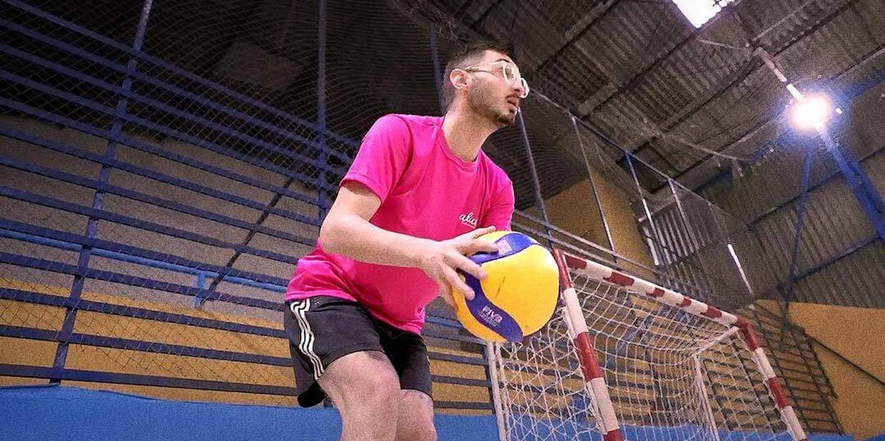 Kennedy com uma bola de vôlei nas mãos se preparando para dar um saque