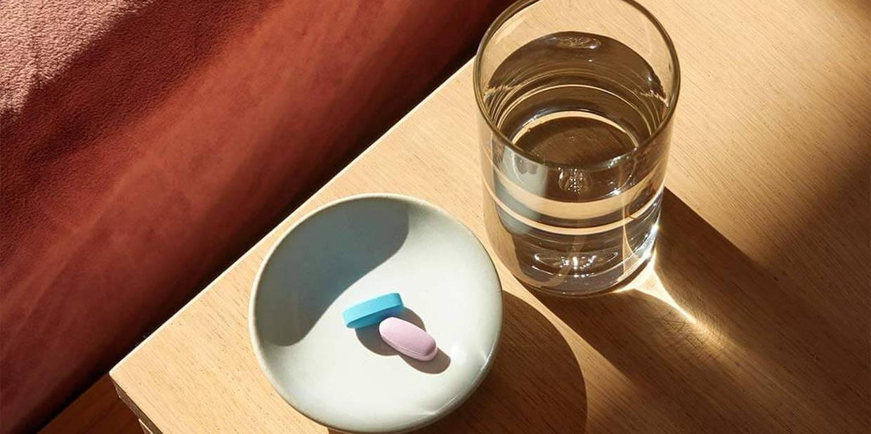 Imagem mostra comprimidos e copo d'água