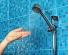 Banho quente ou frio: descubra qual é o melhor para a saúde
