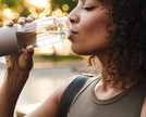 Quero beber mais água por dia, mas esqueço. O que fazer?