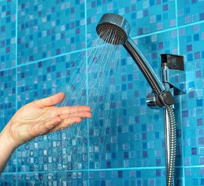 Banho quente ou frio: descubra qual é o melhor para a saúde