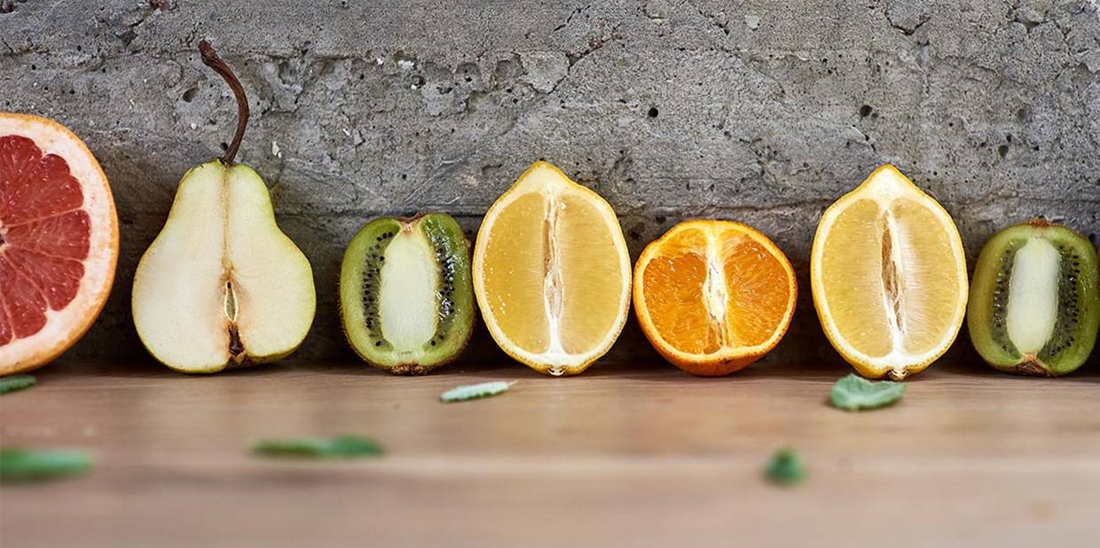 Diversas frutas cortadas no meio e com o miolo exposto
