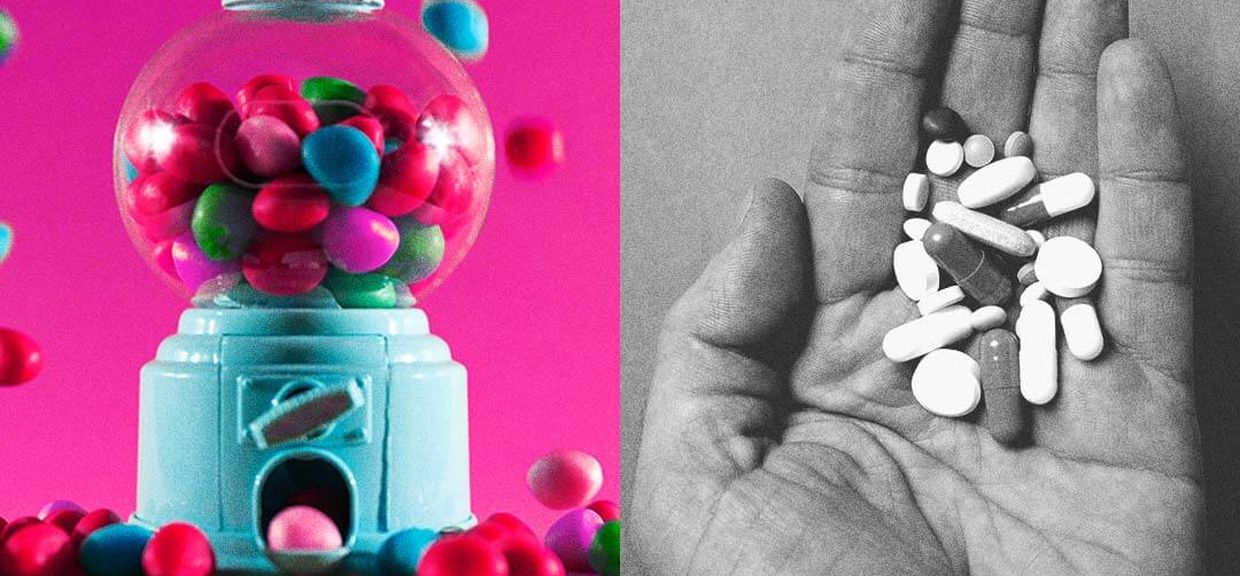 Imagem dividida em duas. À esquerda uma foto de doces coloridos. À direita, uma foto em preto e branco de uma mão segurando remédios