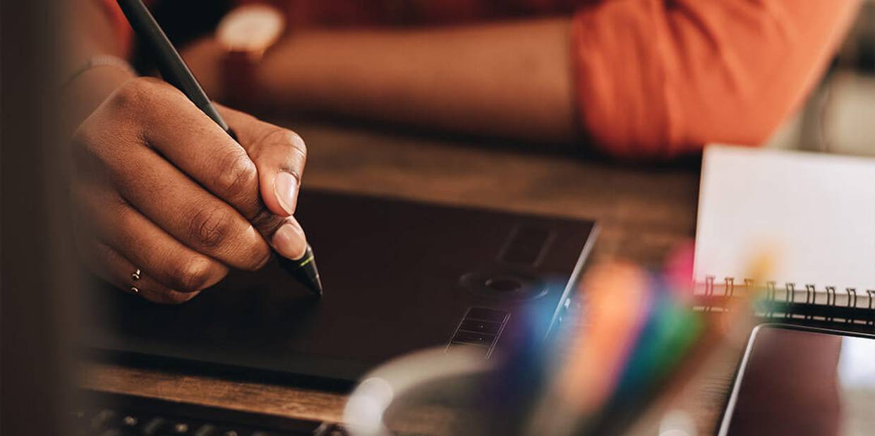 Pessoa trabalha com computador