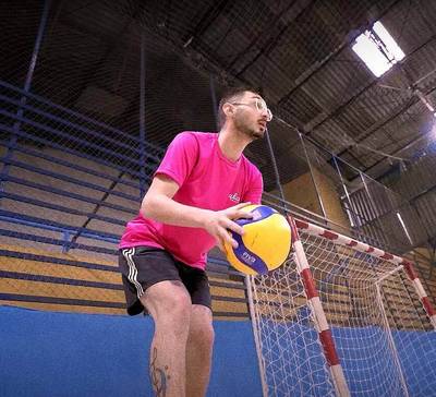 Depois de uma lesão, ele voltou a jogar vôlei com ajuda da Alice