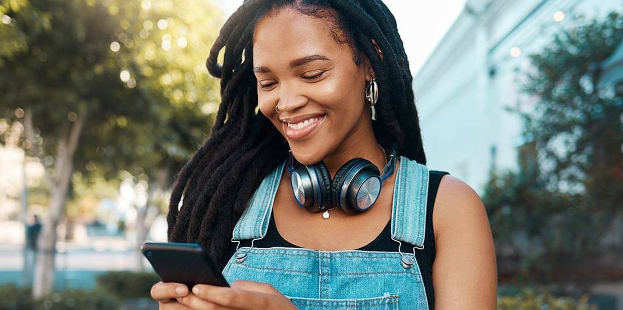 Pessoa da geração z mexe no celular