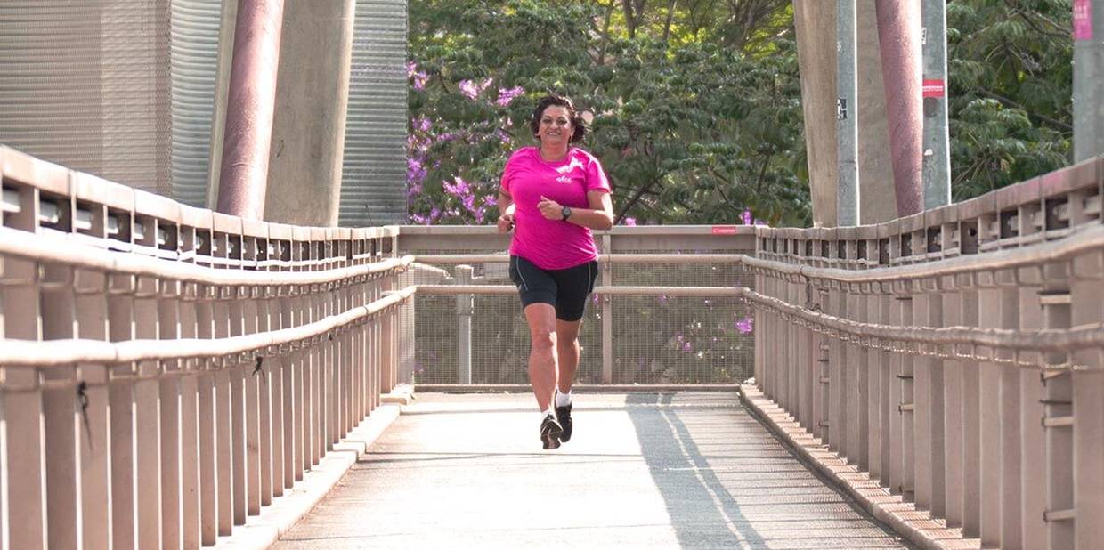 Mulher com camiseta da Alice correndo em direção à câmera