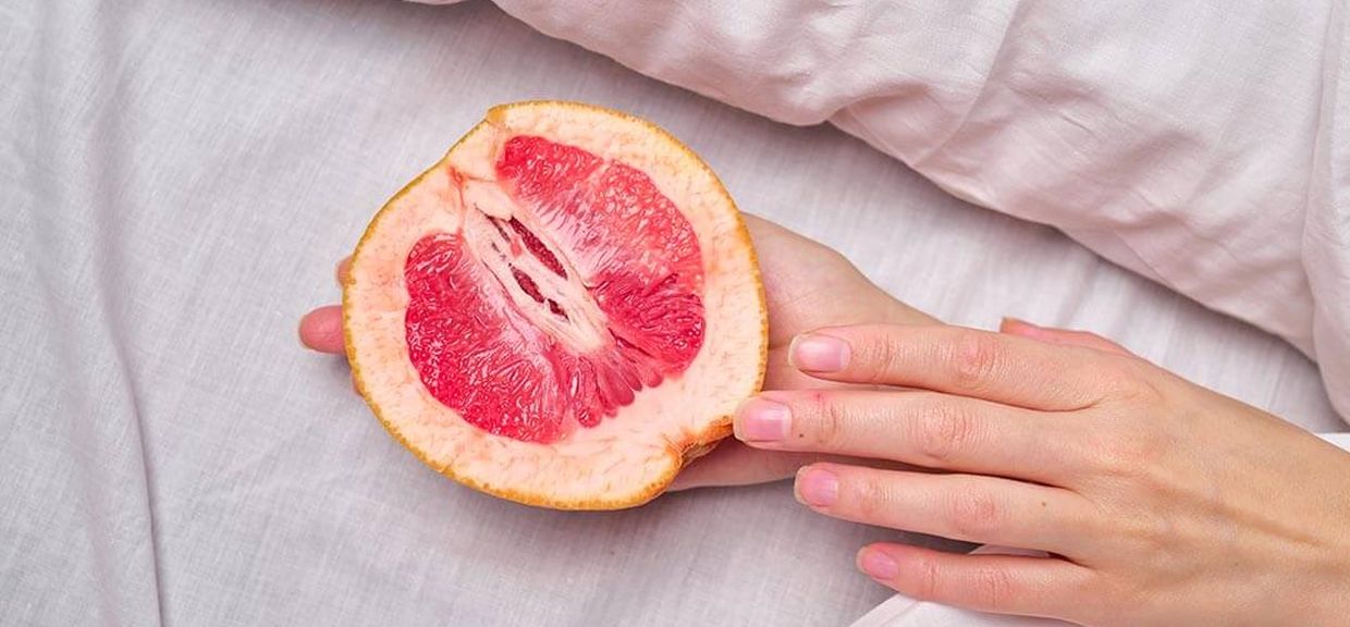 Imagem ilustra masturbação feminina com a fruta grapefruit