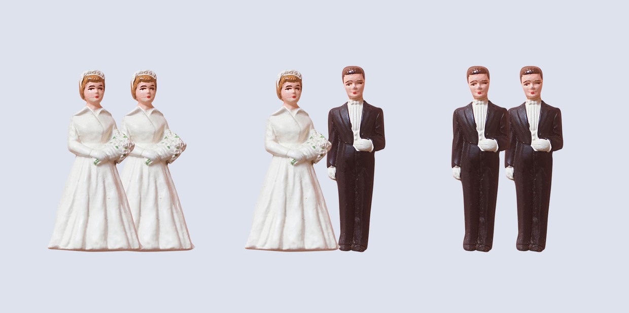 bonecos de casais de duas mulheres, um homem e uma mulher e dois homens estão em um fundo cinza claro