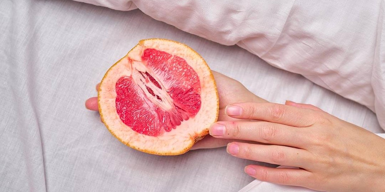 Imagem ilustra masturbação feminina com a fruta grapefruit