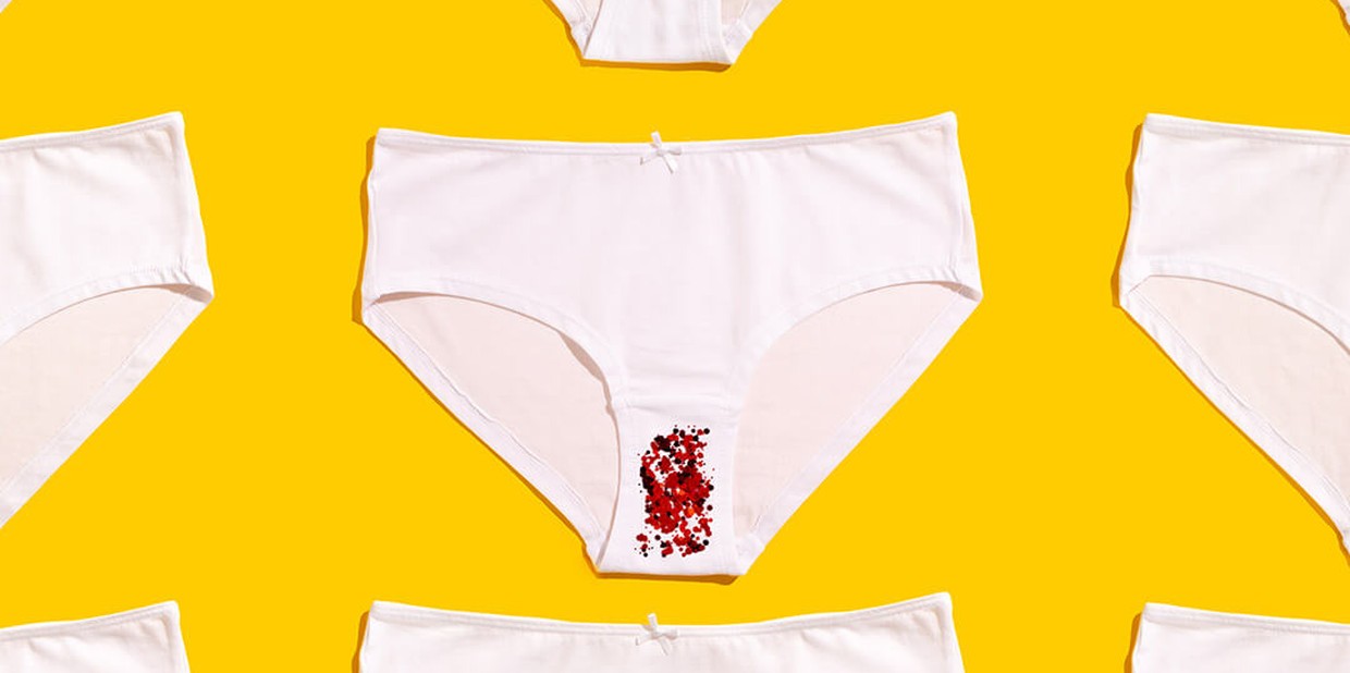 Calcinha com mancha que simboliza menstruação