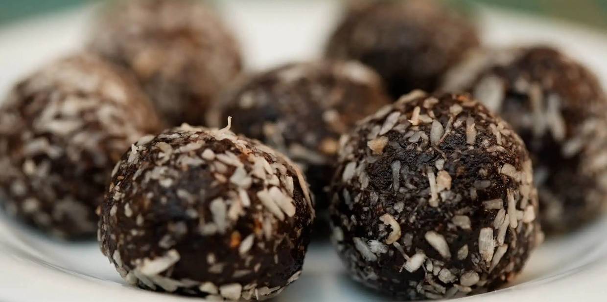 Bolinhas de cacau e tâmara