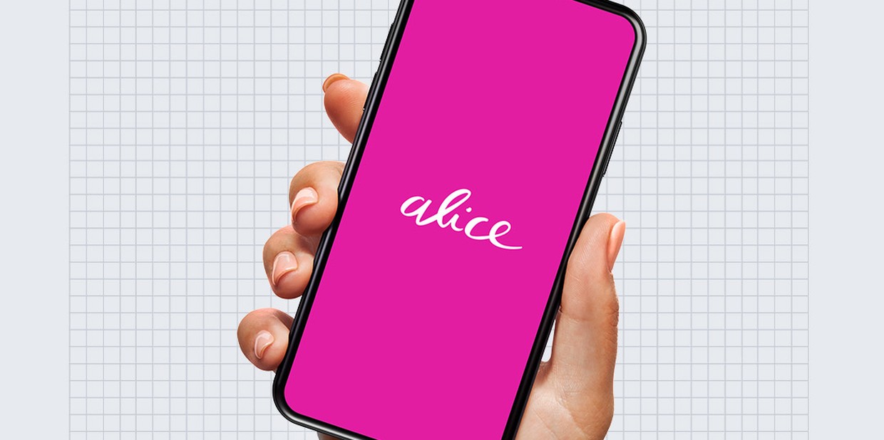 Mão segura celular com app da Alice