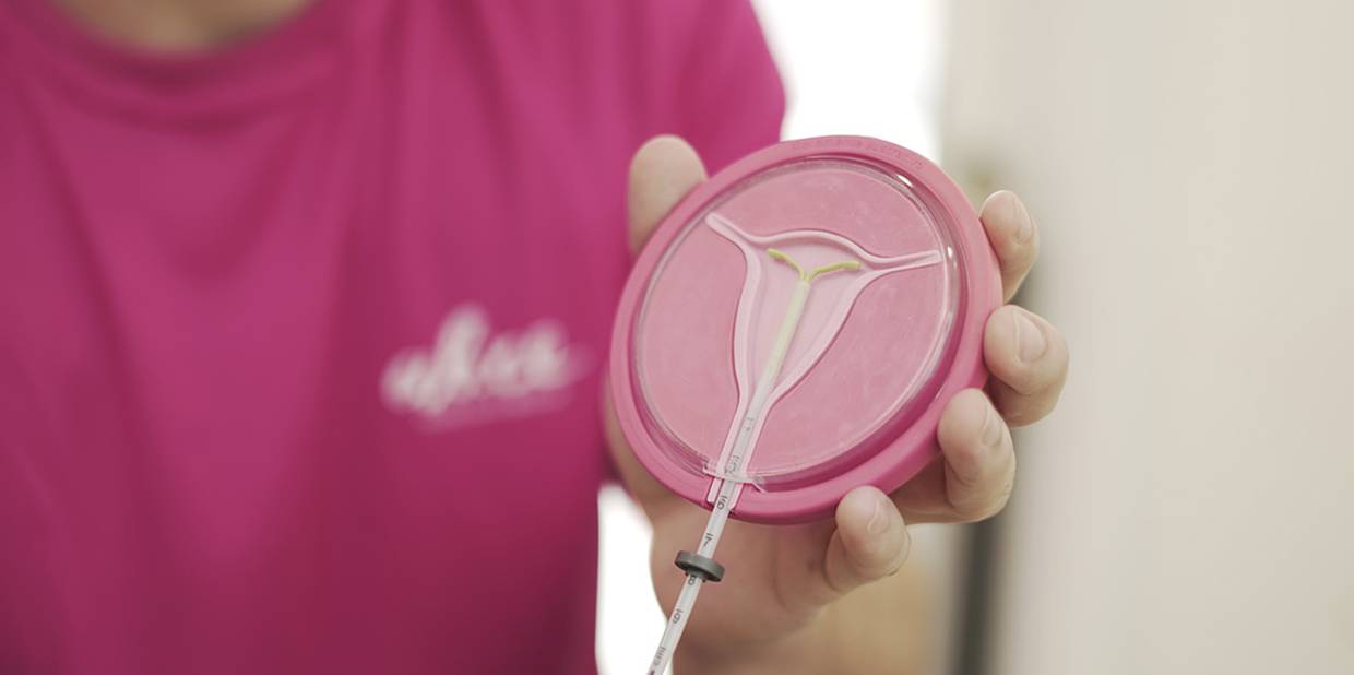 Profissional de saúde mostra DIU na Casa Alice