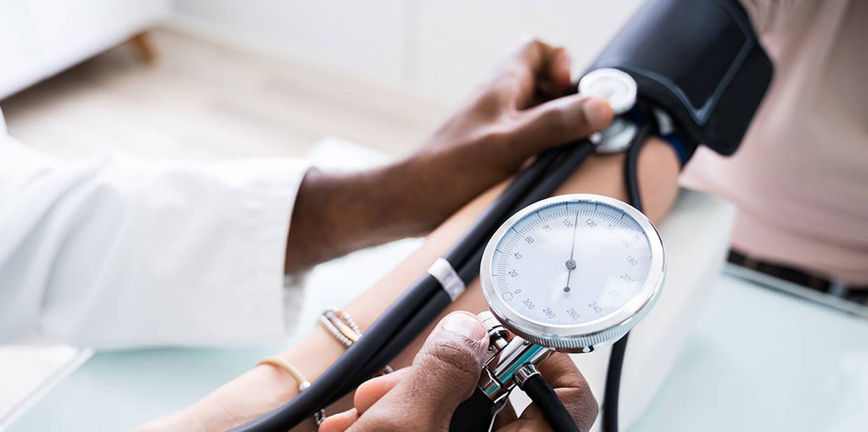 Profissional de saúde mede a pressão de paciente