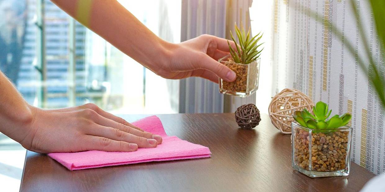 Pessoa passando um pano sobre uma superfície