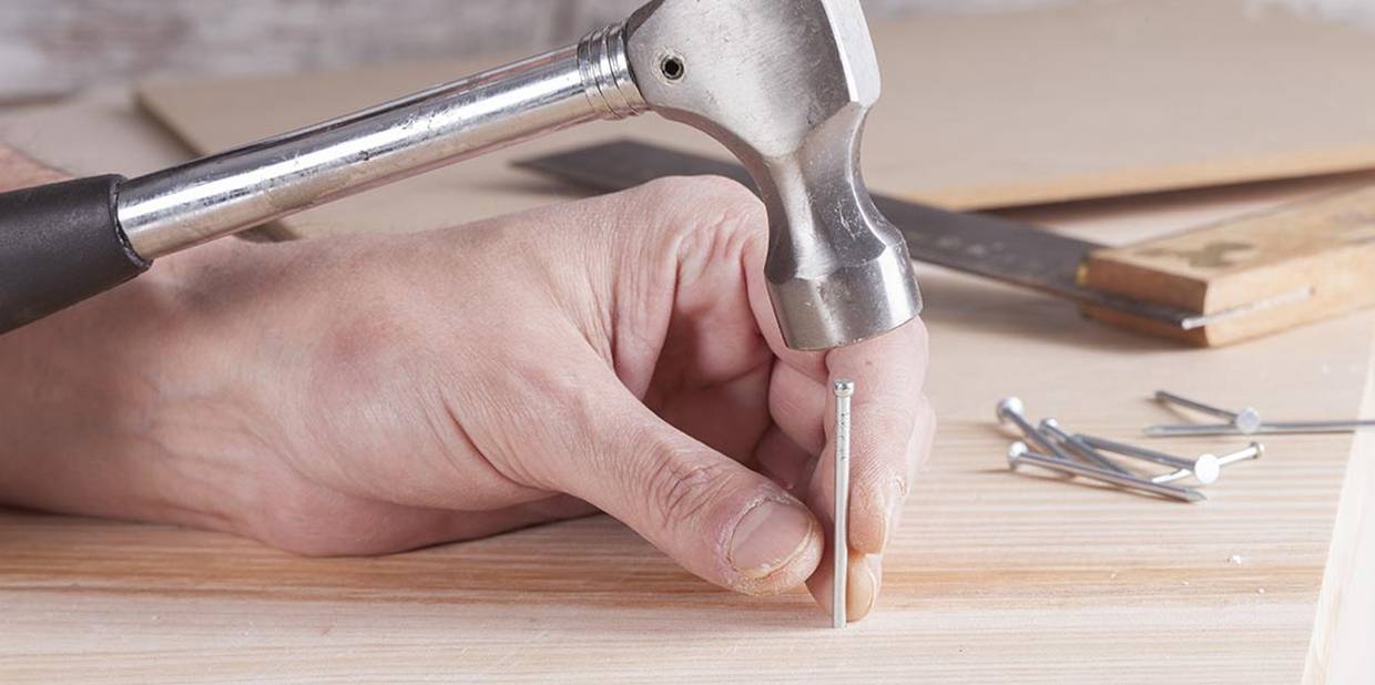 Martelo bate em prego