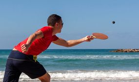 Frescobol na praia: entenda as regras e como jogar