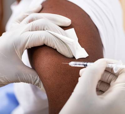 Ter o calendário de vacina em dia também vale para adultos