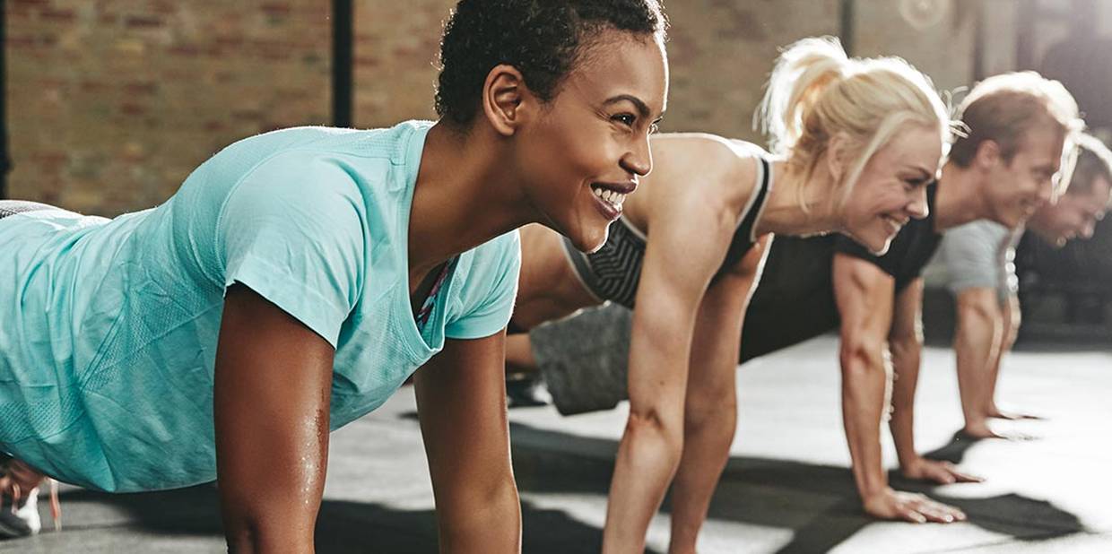 Pessoas fazendo o exercício prancha