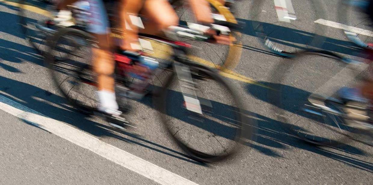 Pessoas andam de bicicleta