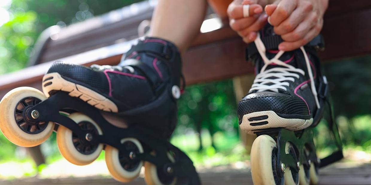 Pessoa amarra patins