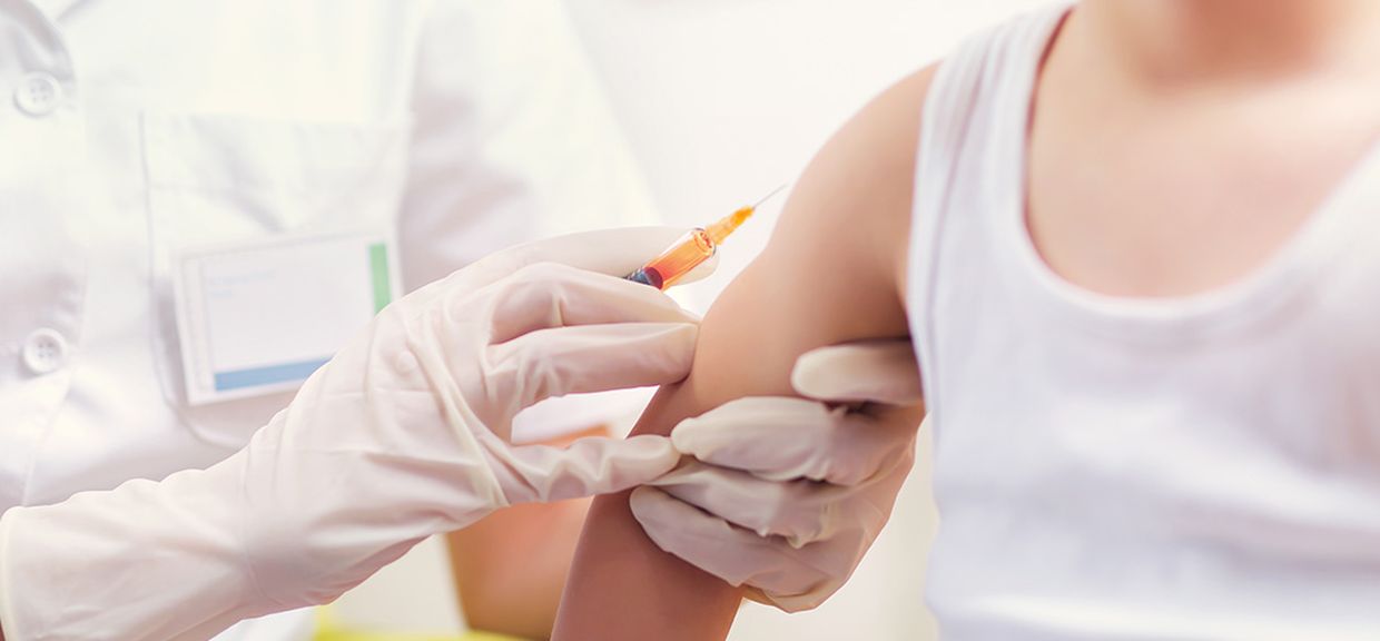 Profissional da saúde aplica vacina em paciente