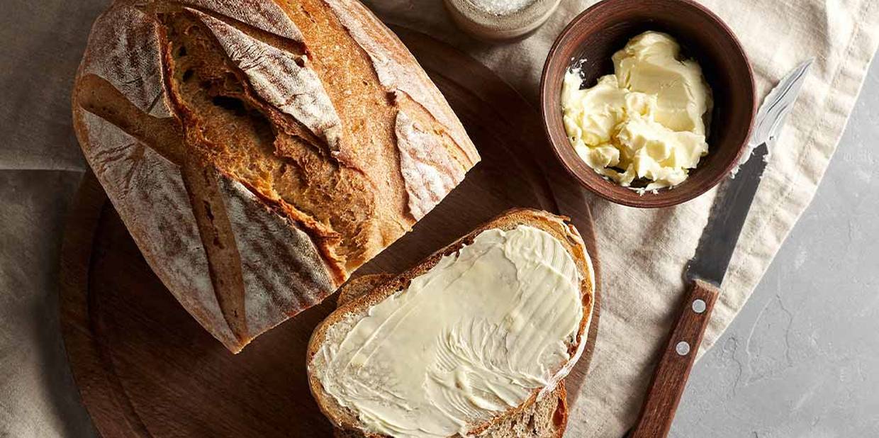 Imagem de pão e manteiga.