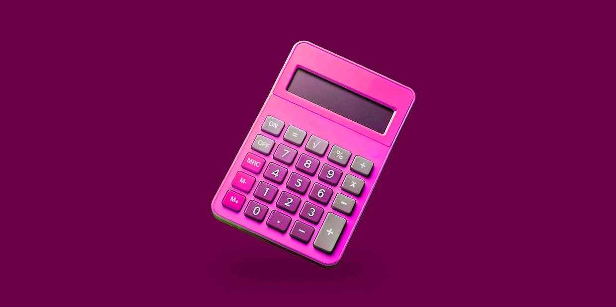 Uma calculadora rosa aparece em um fundo beterraba