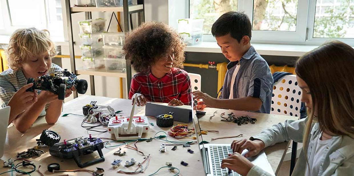 Crianças em atividade na escola