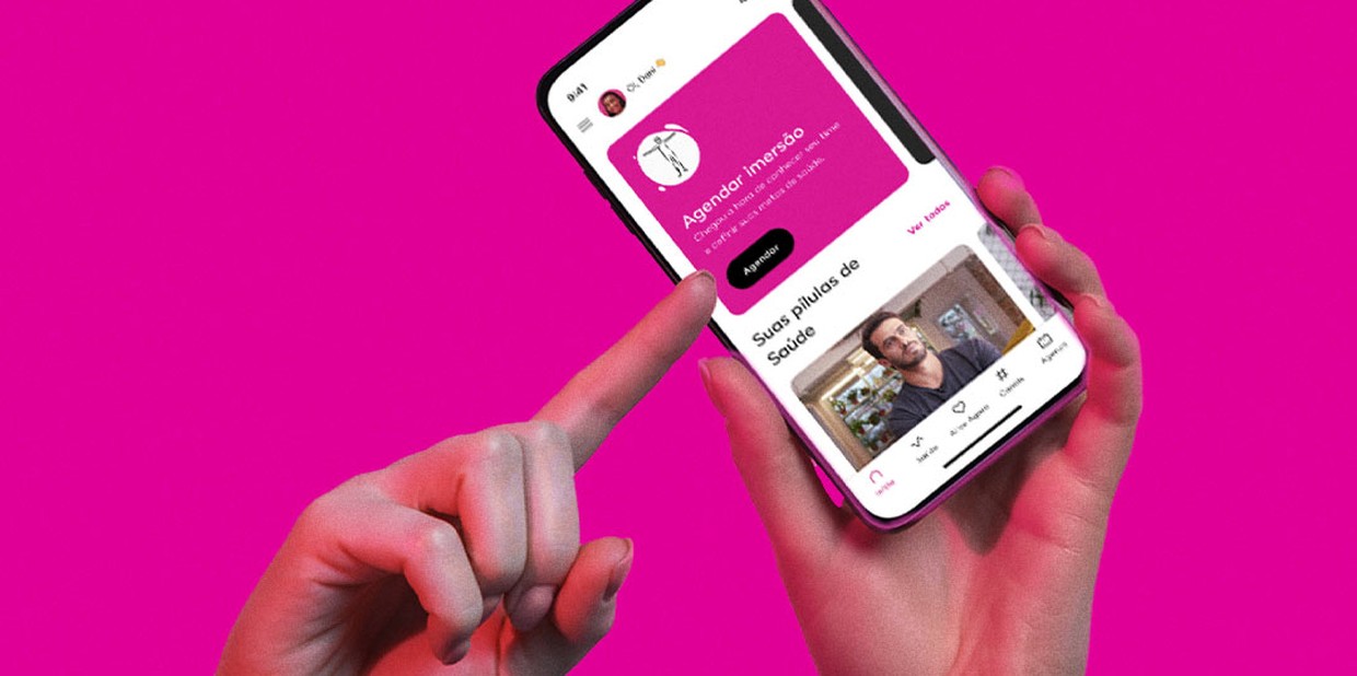Mão aponta para celular com app da Alice