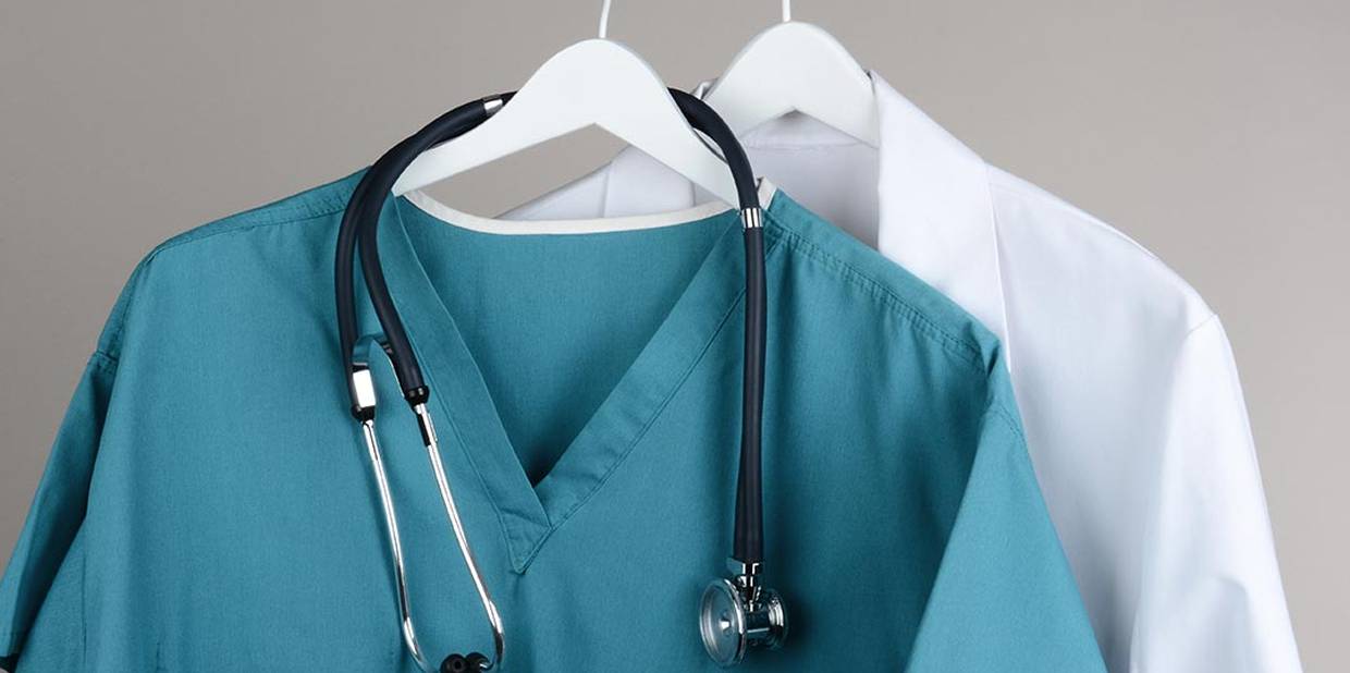 Jalecos de médicos pendurados