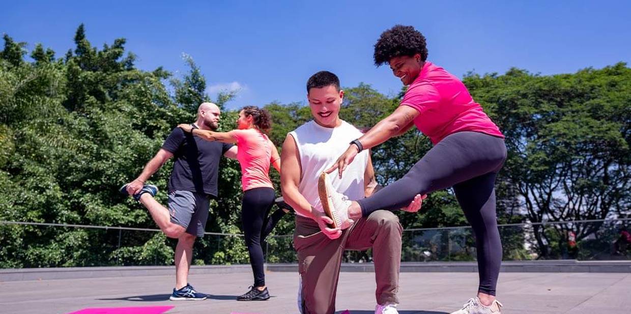 Pessoas fazem alongamento após Treinão