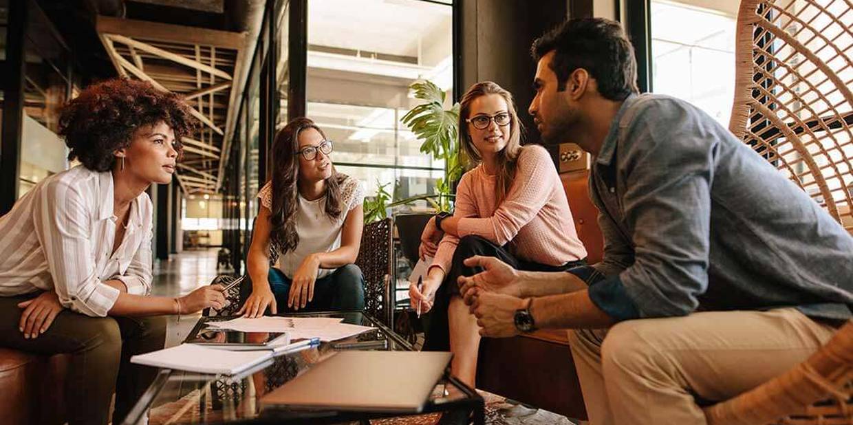 Colegas de trabalho conversam