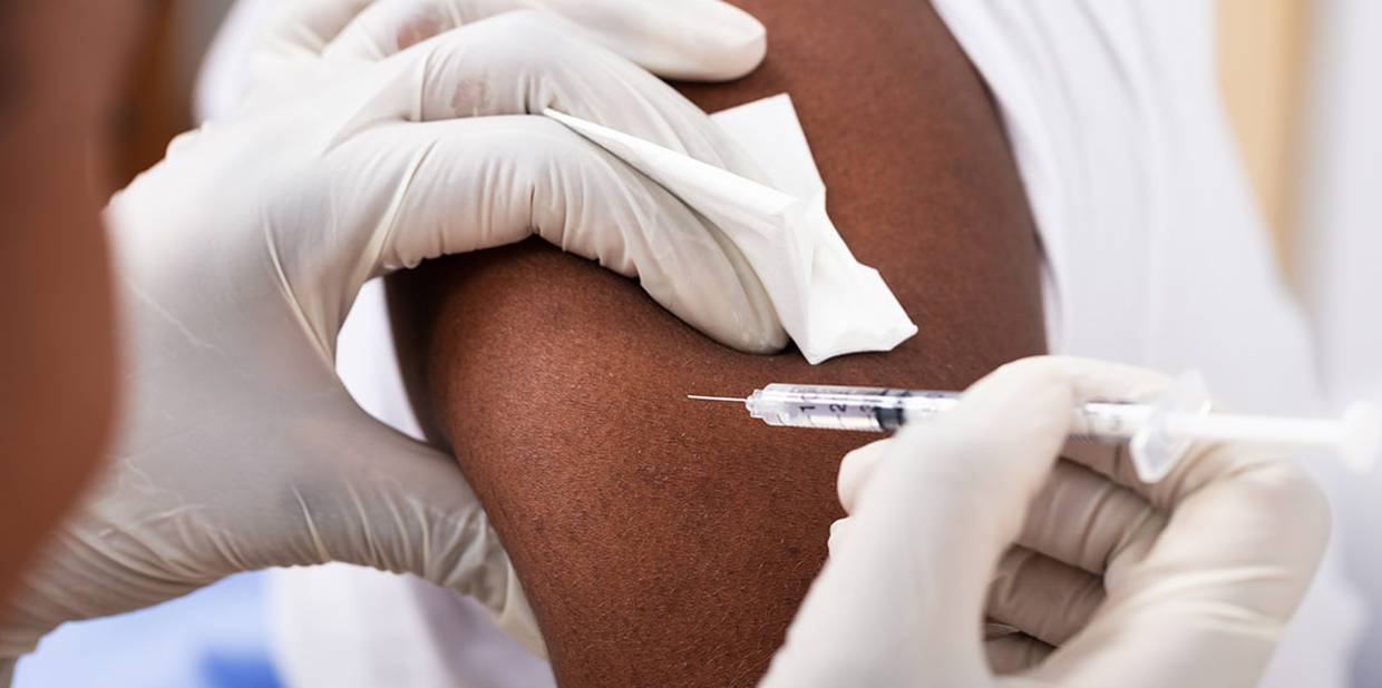 Pessoa recebe vacina no braço