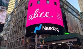 Alice em NY: o dia em que a Times Square ficou magenta